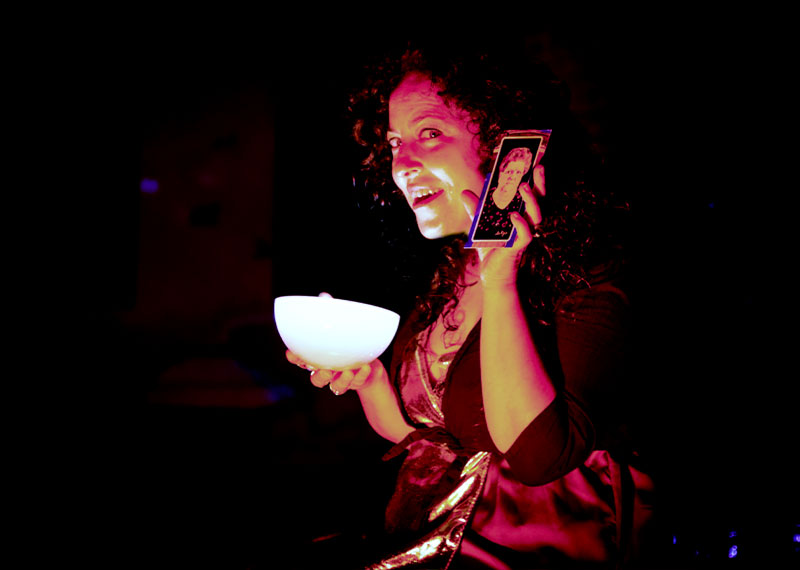 Francesca Carnieri nel personaggio di Medea legge il futuro con la carta della Pizia